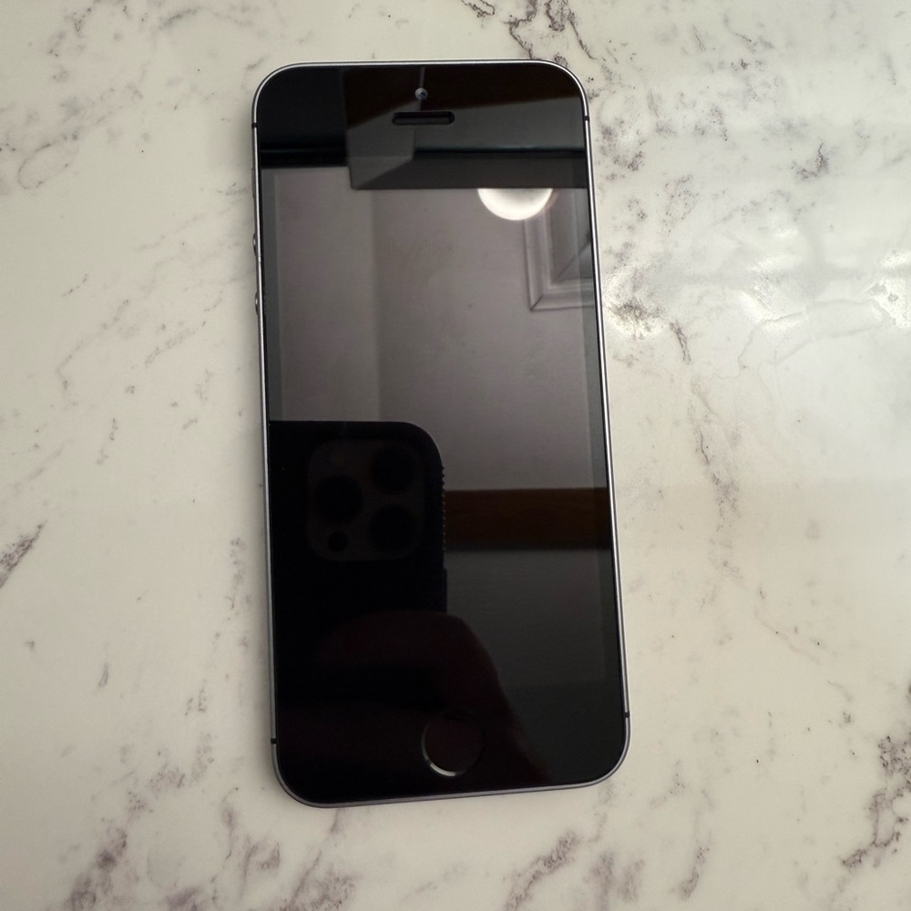 Apple iPhone SE Space Gray, 32GB MQ4W2LL/A